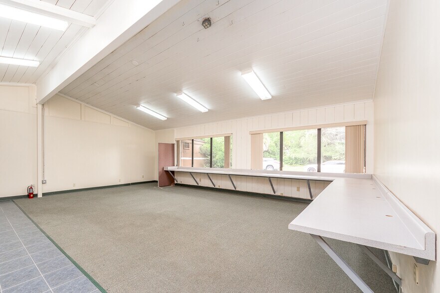 More Photos Of 300 S Saturn Ave, Clearwater Flex For Sale