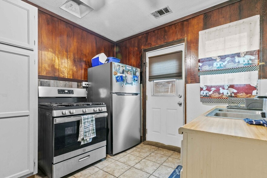 More Photos Of 7317 Clybourn Ave, Sun Valley Contractor Storage Yard For Sale