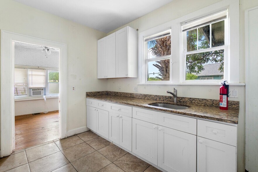More Photos Of 402 N Federal Hwy, Lake Worth Apartments For Sale
