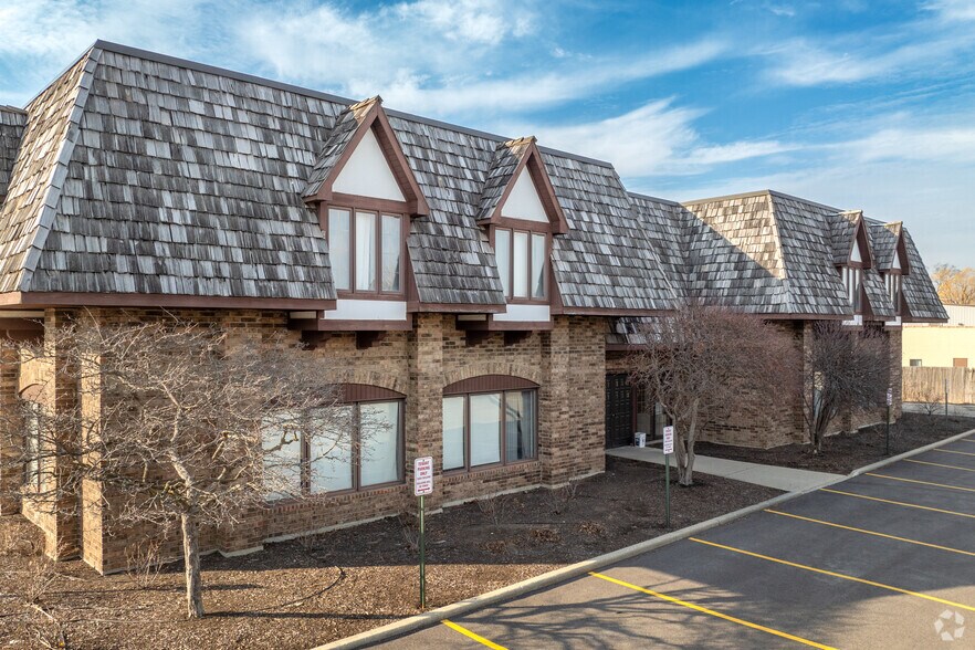 More Photos Of 14047 W Petronella Dr, Libertyville Office For Sale