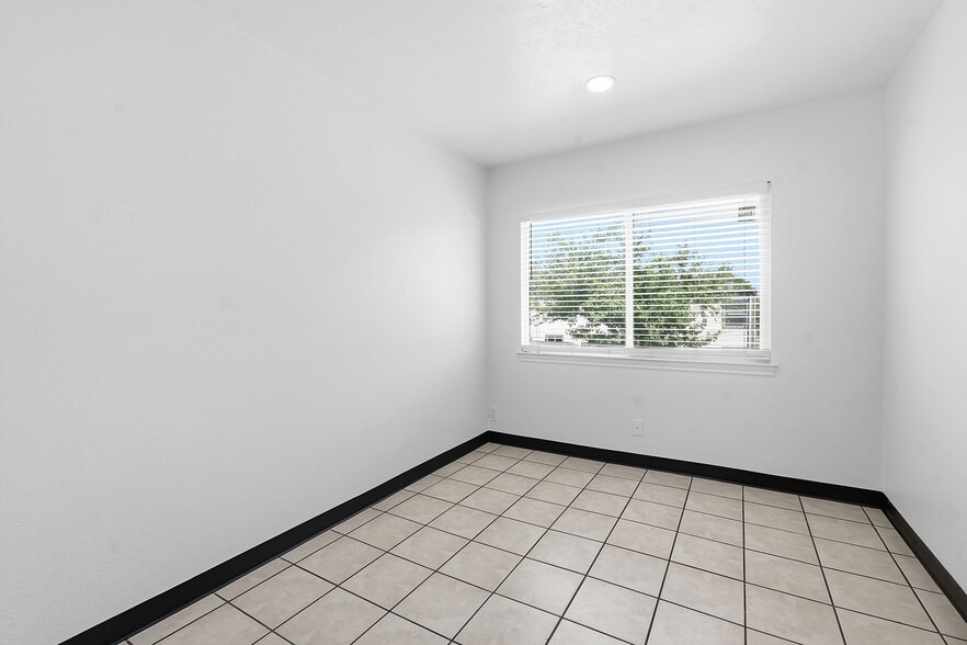 More Photos Of 1120 E 52nd St, Austin Flex For Sale