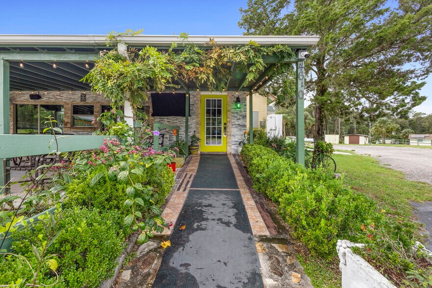 More Photos Of 4630 US Highway 17, De Leon Springs Restaurant For Sale