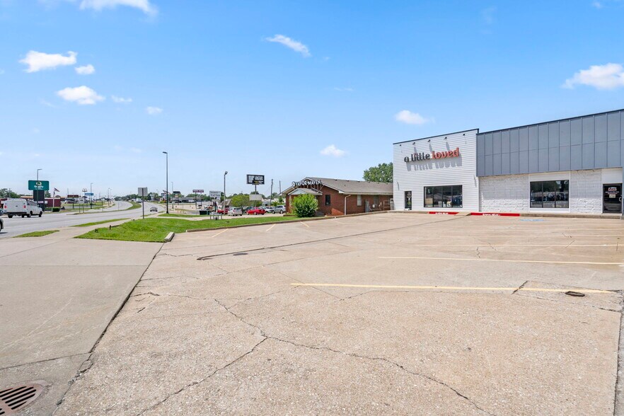 More Photos Of 1223 US-412, Siloam Springs Storefront For Lease
