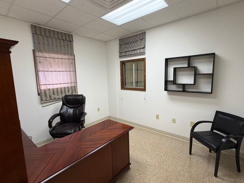 More Photos Of 12719 E Lynchburg Salem Tpke, Forest Flex For Lease