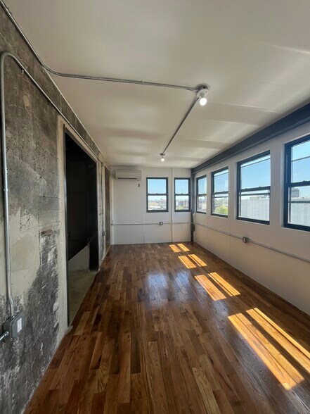 More Photos Of 310 Meserole St, Brooklyn Flex For Lease