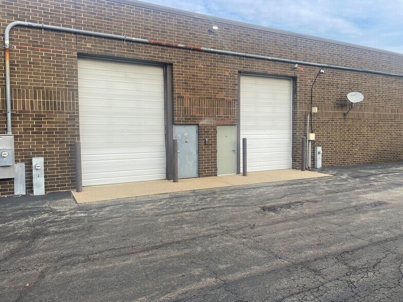 More Photos Of 1355 Wilhelm Rd, Mundelein Warehouse For Lease
