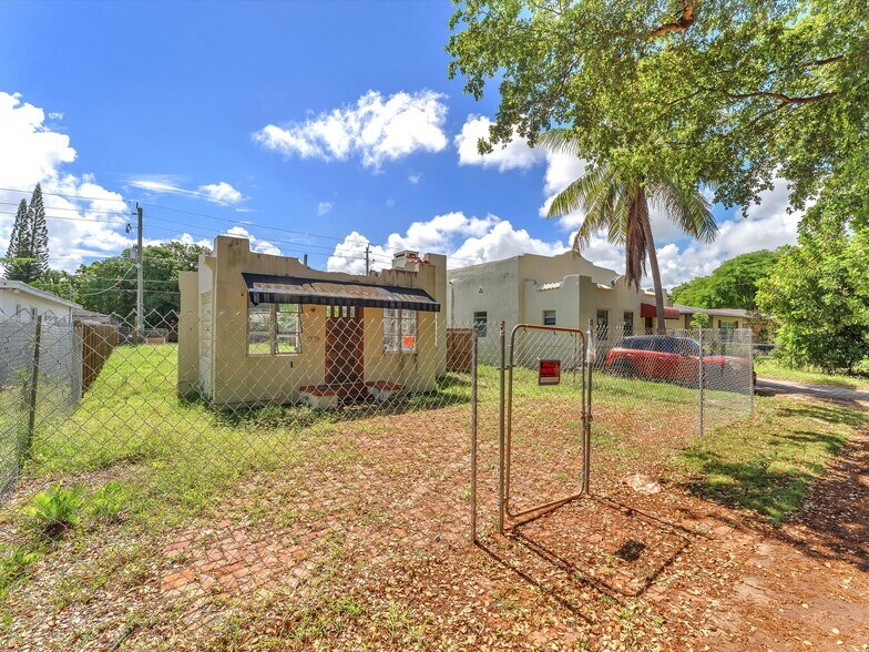 More Photos Of 1932 Dewey St, Hollywood Land For Sale