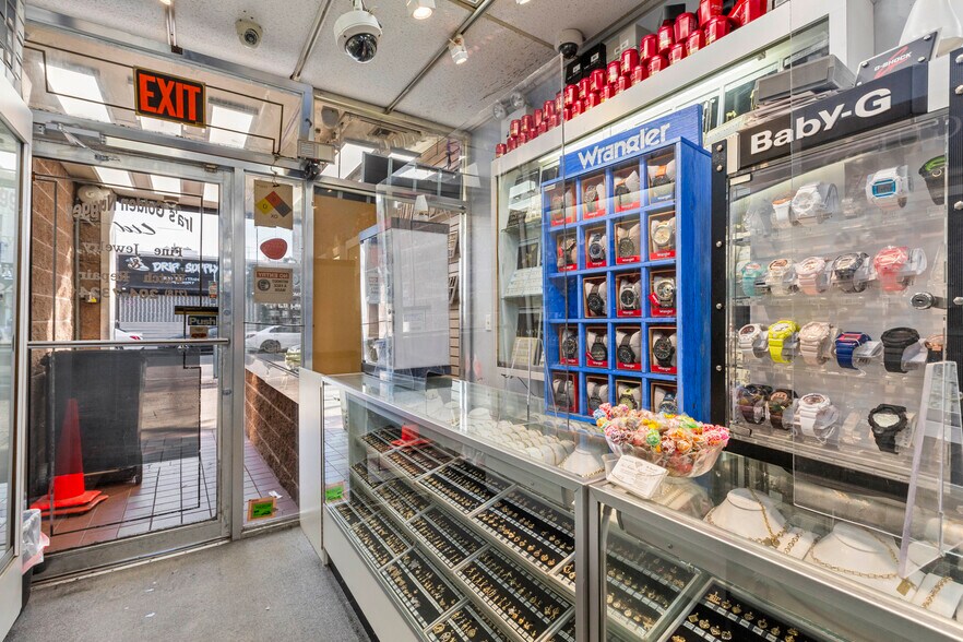 More Photos Of 30-14 Steinway St, Astoria Storefront Retail Office For Lease