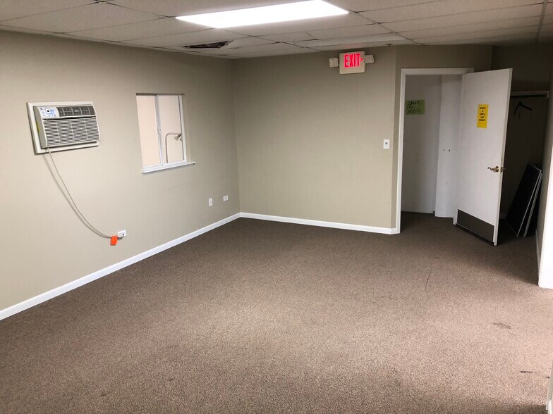 More Photos Of 189 Poplar Pl, North Aurora Warehouse For Lease
