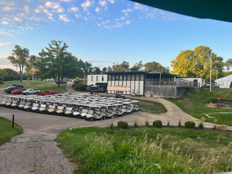 More Photos Of 1620 Summit Dr, Pekin Golf Course Driving Range For Sale