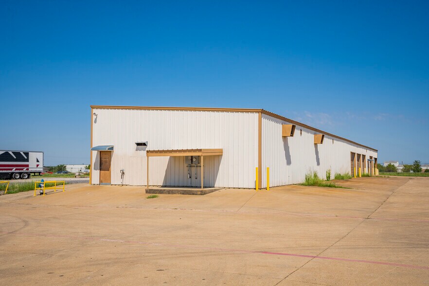More Photos Of 225 Metro Dr, Terrell Unknown For Lease