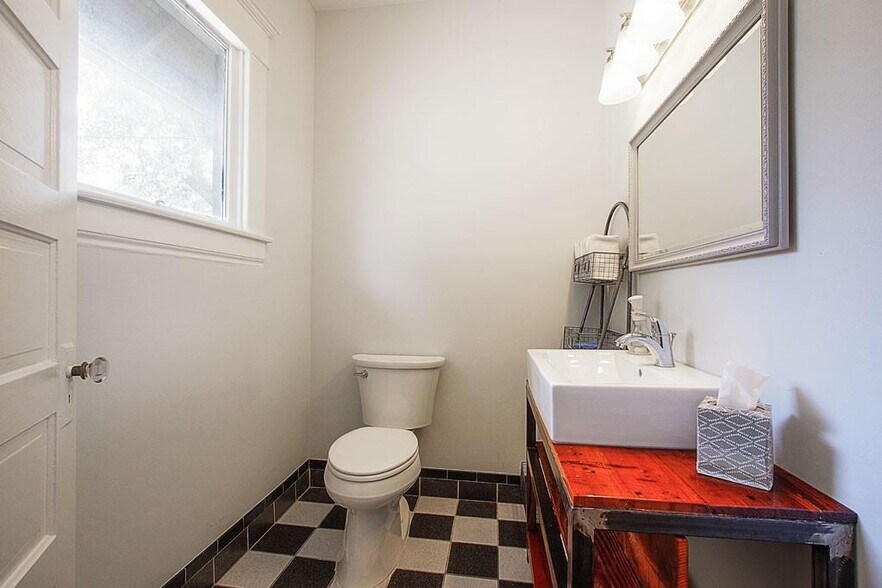 More Photos Of 108 W 10th 1/2 St, Houston Storefront Retail Office For Lease