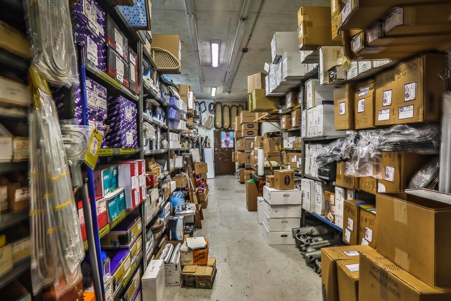 More Photos Of 2112 NW 36th St, Miami Auto Repair For Sale