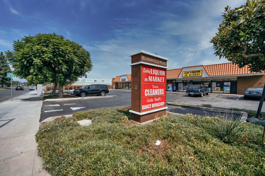 More Photos Of 20942-20948 Bloomfield Ave, Lakewood Unknown For Lease