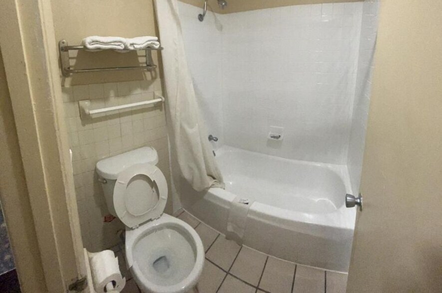 More Photos Of 2111 NW Evangeline Trwy, Lafayette Hotel For Sale