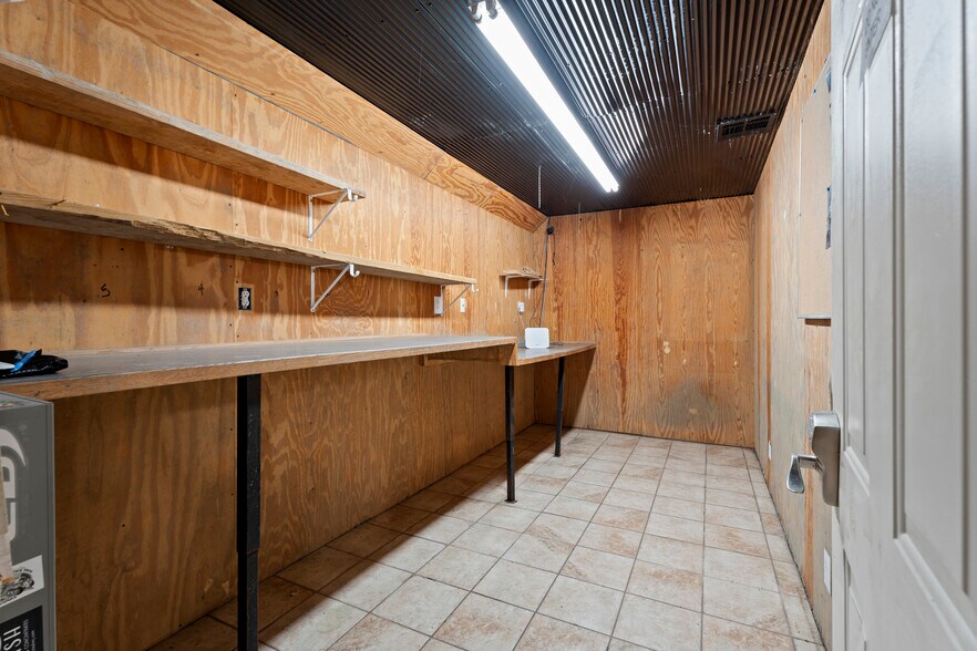 More Photos Of 57530 E Highway 59, Fairland Manufacturing For Sale