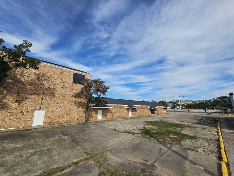 More Photos Of 1032 Pasadena Blvd, Pasadena General Retail For Lease