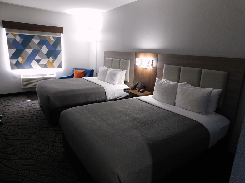 More Photos Of 1823 W Reynolds St, Pontiac Hotel For Sale