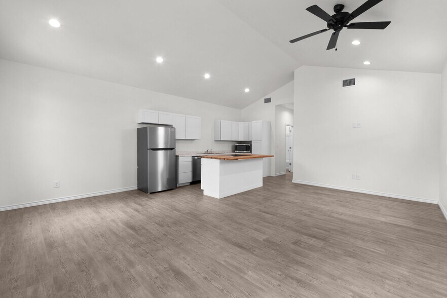 More Photos Of 870-872 Waco St, Kingsland Multifamily For Sale