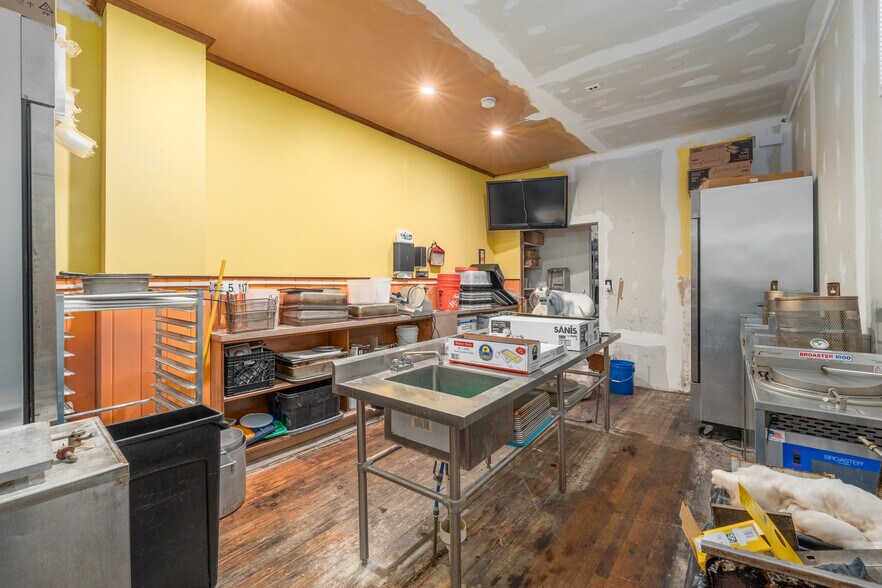 More Photos Of 30-32 Front St, Greenport Storefront Retail Residential For Sale