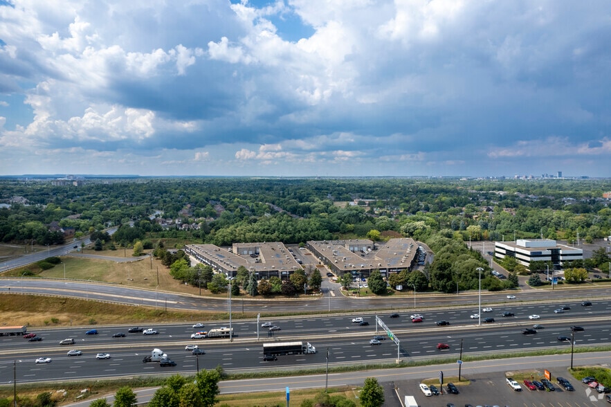 More Photos Of 461 N Service Rd W, Oakville Light Manufacturing For Lease