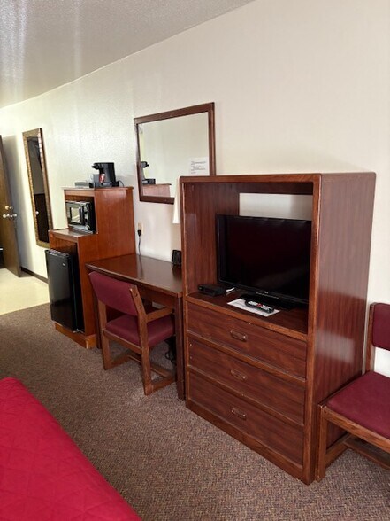 More Photos Of 900 E 7th St, Wayne Hotel For Sale