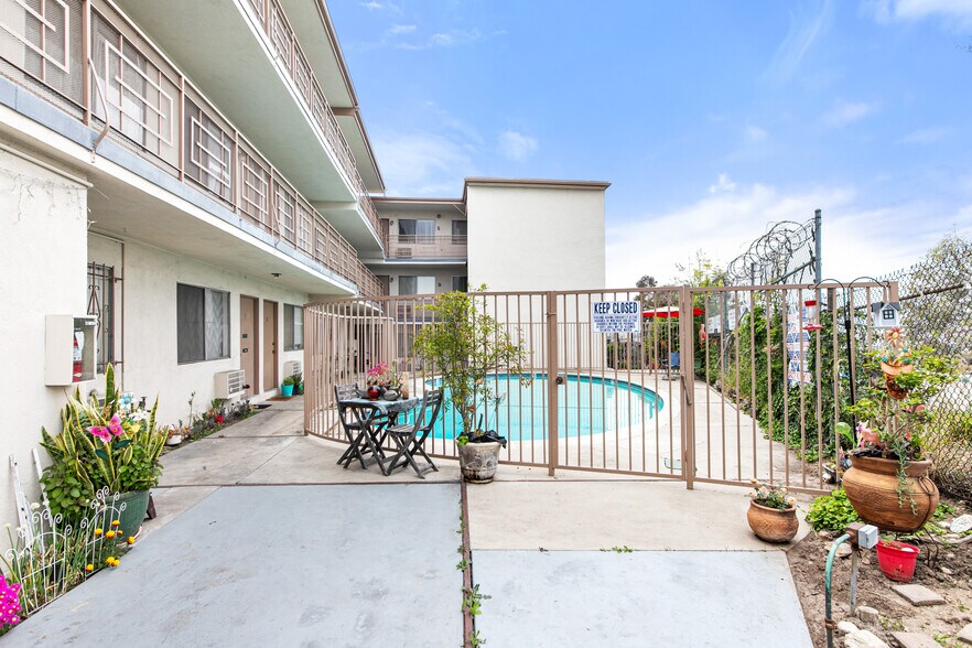 More Photos Of 571 Fairview Ave, Los Angeles Apartments For Sale