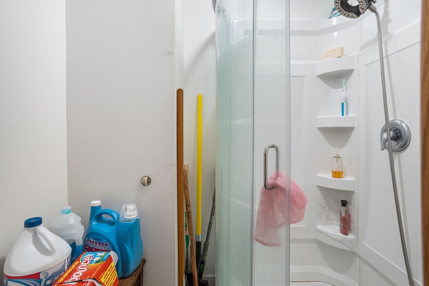 More Photos Of 2001 8th Ave SE, Minot General Retail For Sale