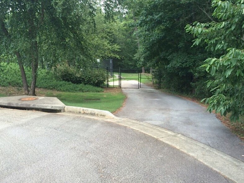 2084 McGee Rd, Snellville, GA 30078 Swimming Pool For Sale