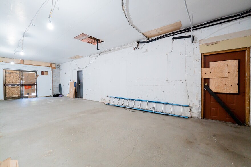 More Photos Of 111 Terminal Av, Nanaimo General Retail For Sale