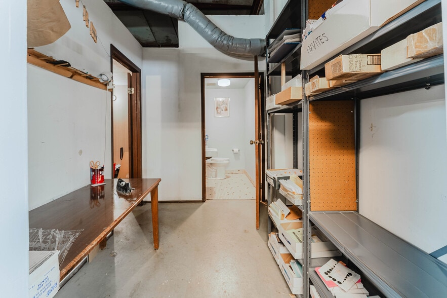 More Photos Of 526 W 11th Ave, Oshkosh Office For Sale