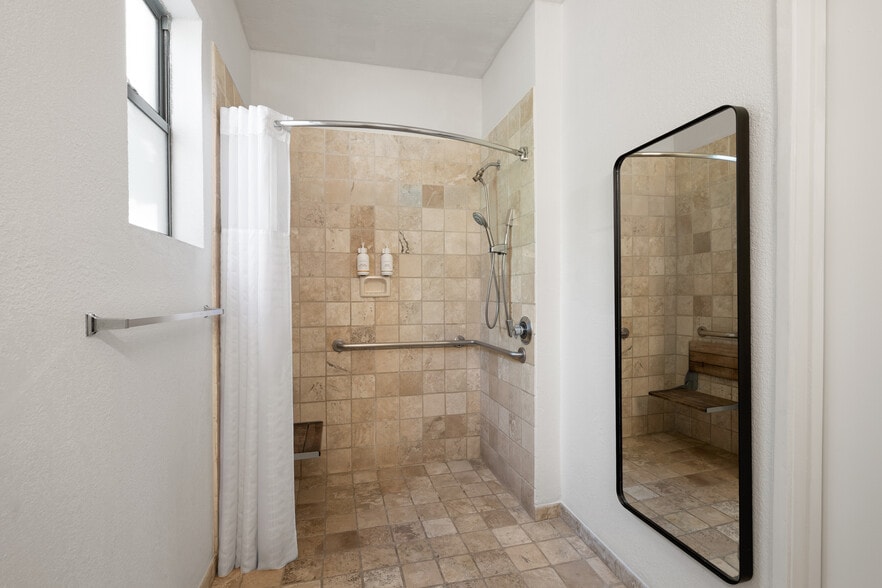 More Photos Of 631 Camino del Rio S, San Diego Hotel For Sale