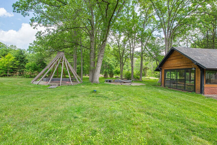 More Photos Of 62 Mount Pleasant Rd, Columbia Specialty For Sale