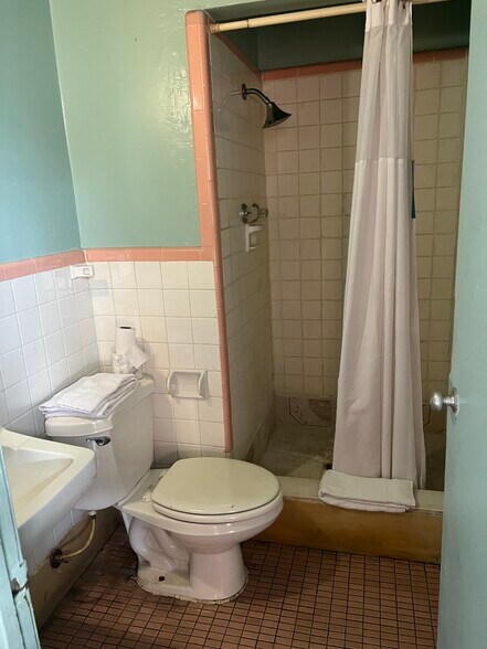 More Photos Of 1604 N University Ave, Lafayette Hotel For Sale