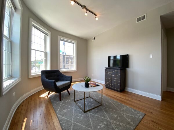 More Photos Of 4401-4403 N Clark St, Chicago Apartments For Lease