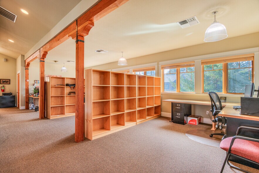 More Photos Of 257 S Pine St, Sisters Office For Sale