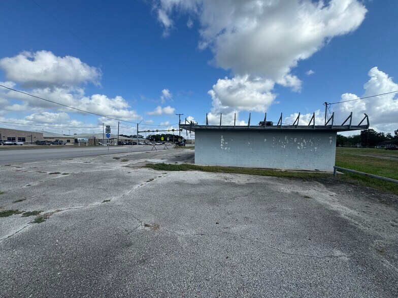 More Photos Of 108 S 8th St, Skidmore Service Station For Sale