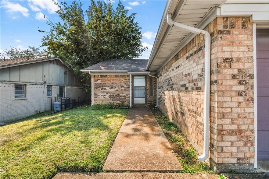 More Photos Of 6817-6819 W Cleburne Rd, Fort Worth Specialty For Sale