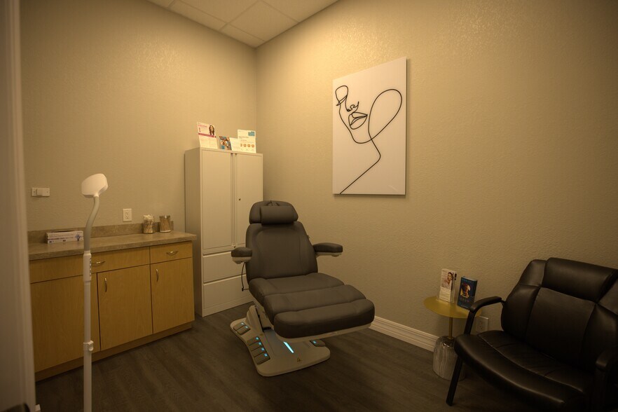 More Photos Of 21942 Edgewater Dr, Port Charlotte Office For Sale