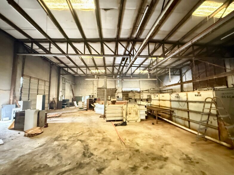 More Photos Of 7927 Mainland Dr, San Antonio Warehouse For Sale