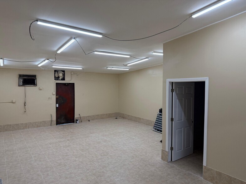 More Photos Of 21 E Marie St, Hicksville Storefront Retail Residential For Lease