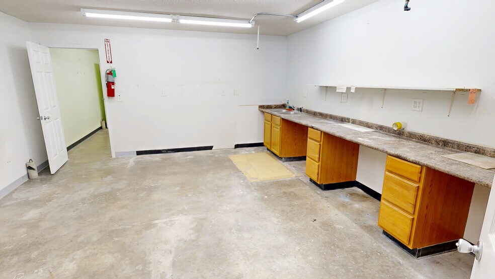 More Photos Of 114 E Monroe Ave, Lowell Warehouse For Lease