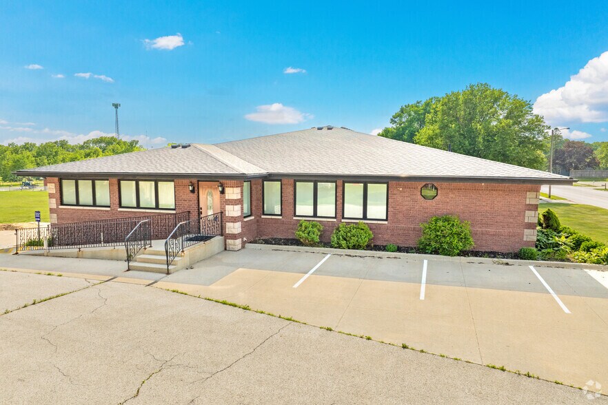 Primary Photo Of 820 W Summit St, Winterset Medical For Sale
