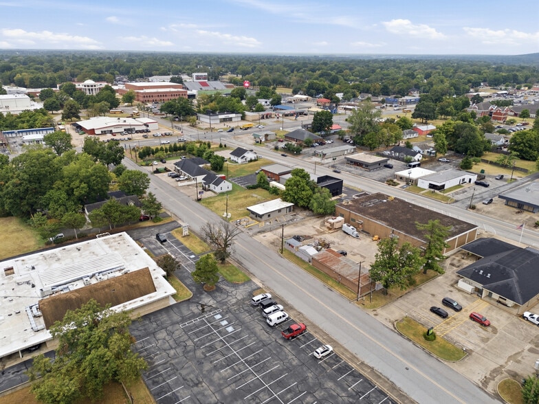 More Photos Of 704 W Meadow Ave, Springdale Office For Lease
