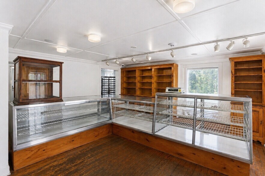 More Photos Of 1612 Main Rd, Riverhead Freestanding For Sale