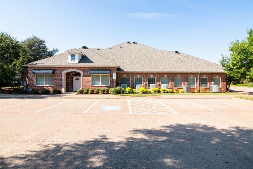 Primary Photo Of 2563 SW Grapevine Pky, Grapevine Office For Sale