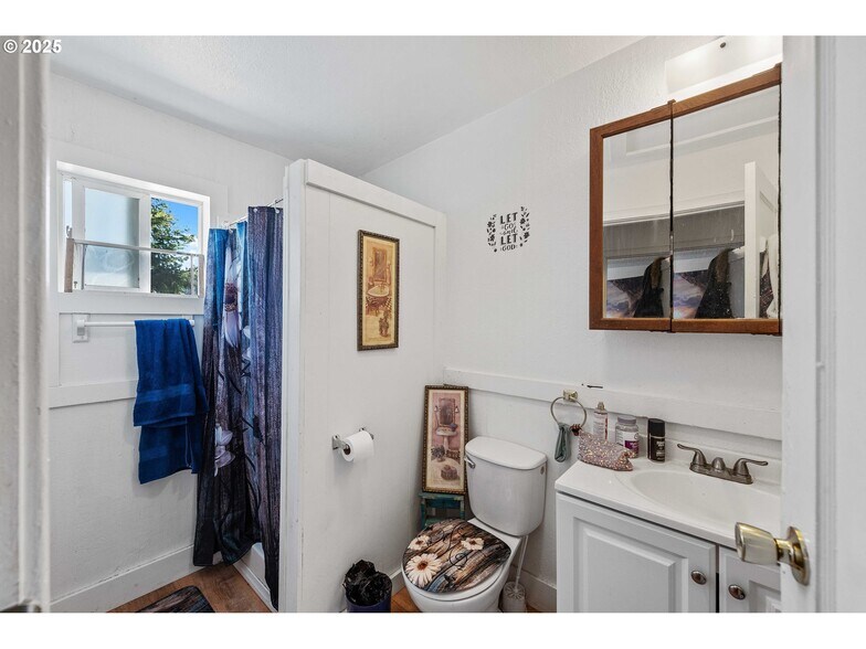 More Photos Of 1900 Monroe St, North Bend Apartments For Sale