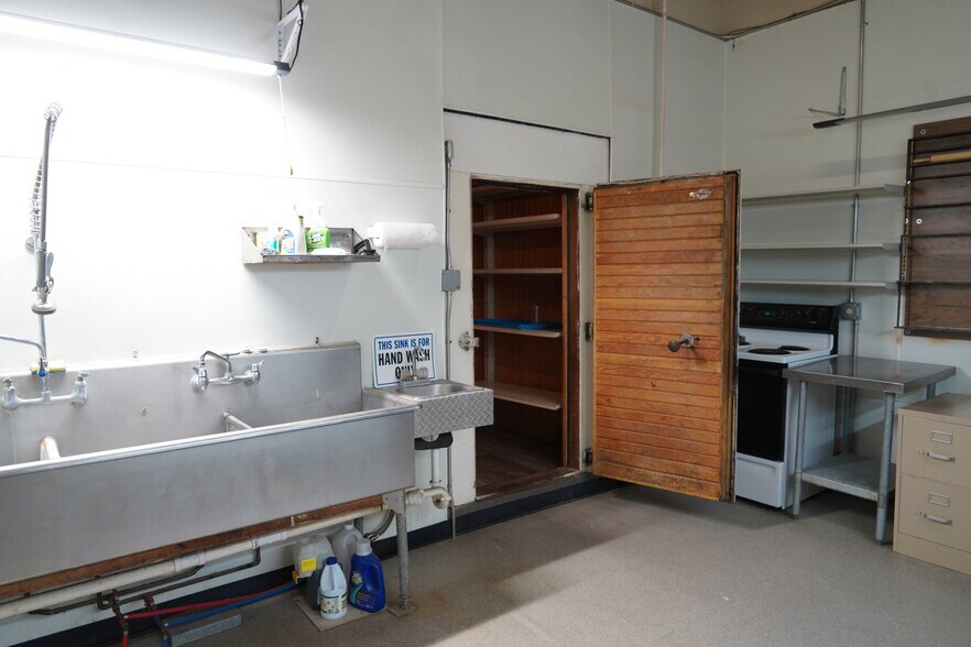 More Photos Of 304 Smith Ave, Elwood General Retail For Sale