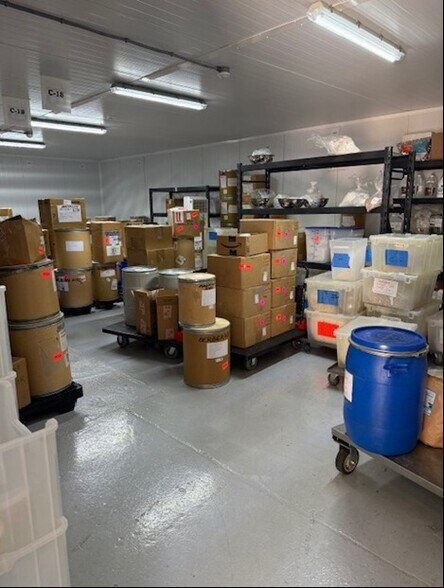 More Photos Of 425 Barclay Blvd, Lincolnshire Research And Development For Lease