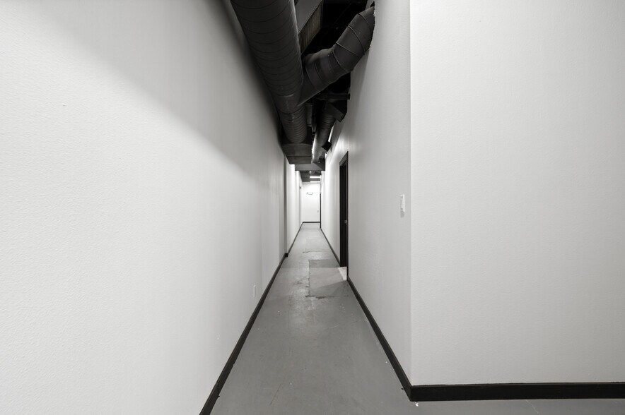 More Photos Of 800 E Dyer Rd, Santa Ana Showroom For Sale